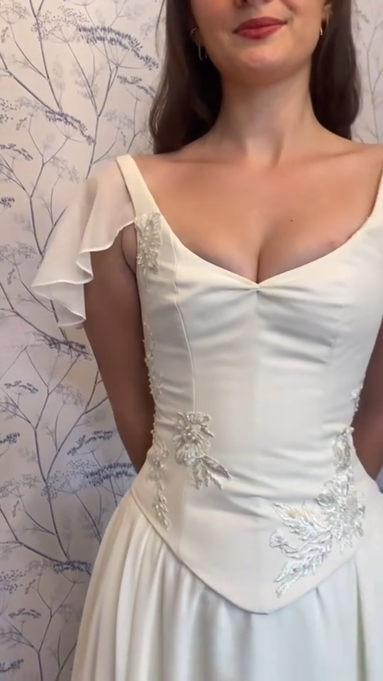 Einfaches weißes A-Linien-Brautkleid aus Satin, ärmellos, V-Ausschnitt, Brautkleid ED09408