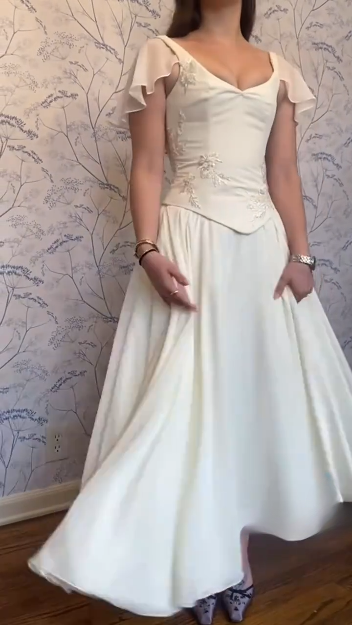 Einfaches weißes A-Linien-Brautkleid aus Satin, ärmellos, V-Ausschnitt, Brautkleid ED09408