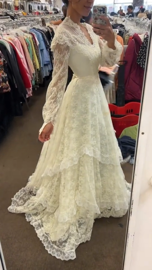 Simple White A-Line Wedding Dress Lace Bridal Gown Sleeveless V-neck Bridal Dress ED09410