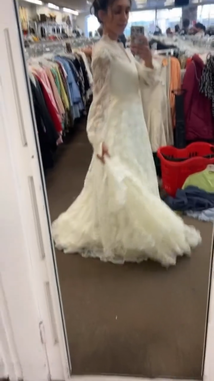 Schlichtes weißes A-Linien-Brautkleid Spitzen-Brautkleid Ärmelloses V-Ausschnitt-Brautkleid ED09410