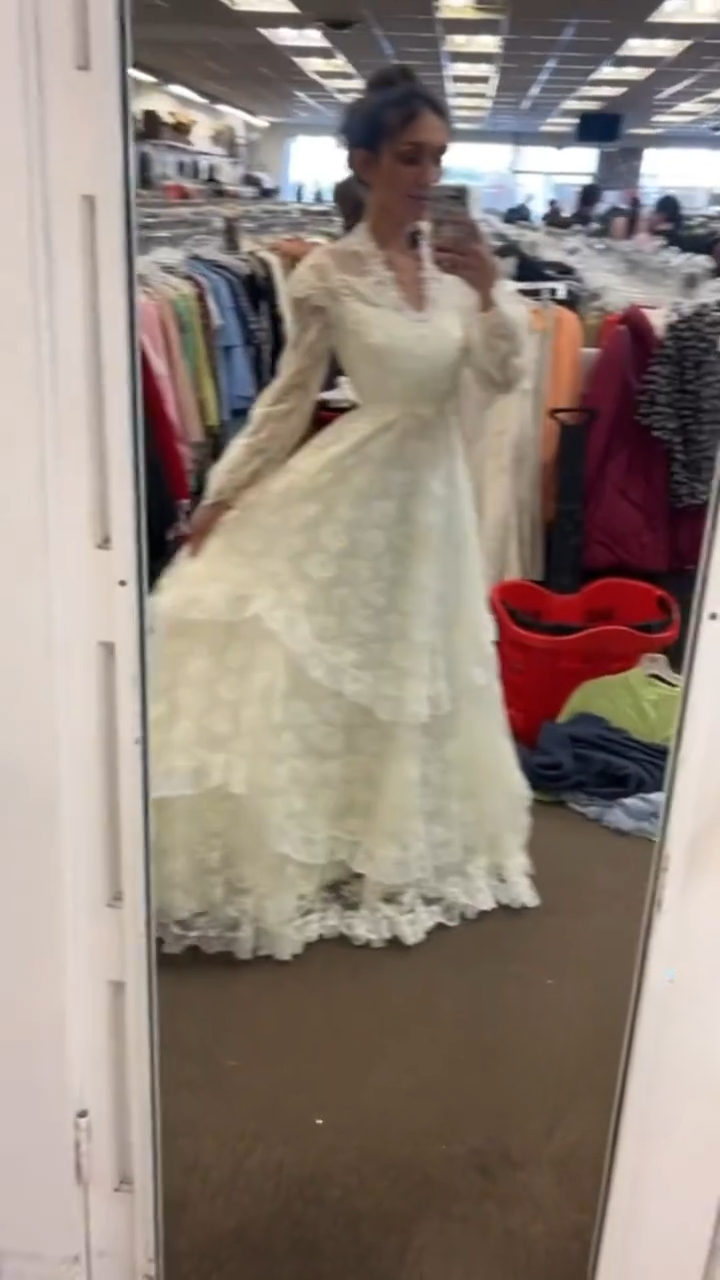 Schlichtes weißes A-Linien-Brautkleid Spitzen-Brautkleid Ärmelloses V-Ausschnitt-Brautkleid ED09410