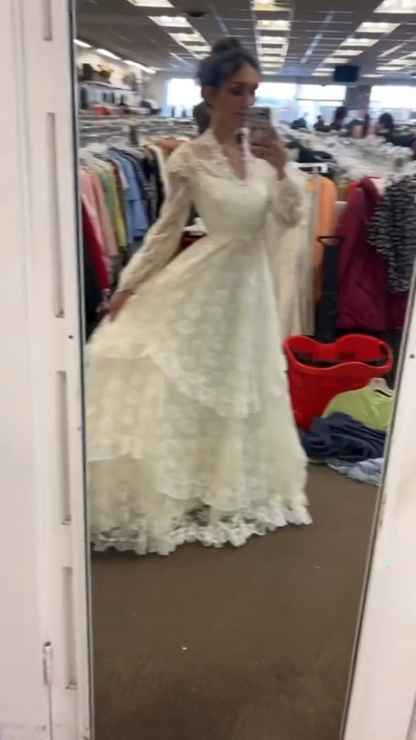 Schlichtes weißes A-Linien-Brautkleid Spitzen-Brautkleid Ärmelloses V-Ausschnitt-Brautkleid ED09410