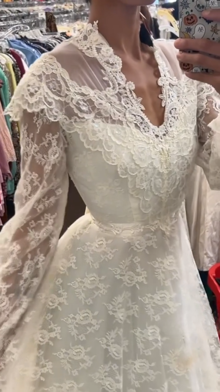 Schlichtes weißes A-Linien-Brautkleid Spitzen-Brautkleid Ärmelloses V-Ausschnitt-Brautkleid ED09410