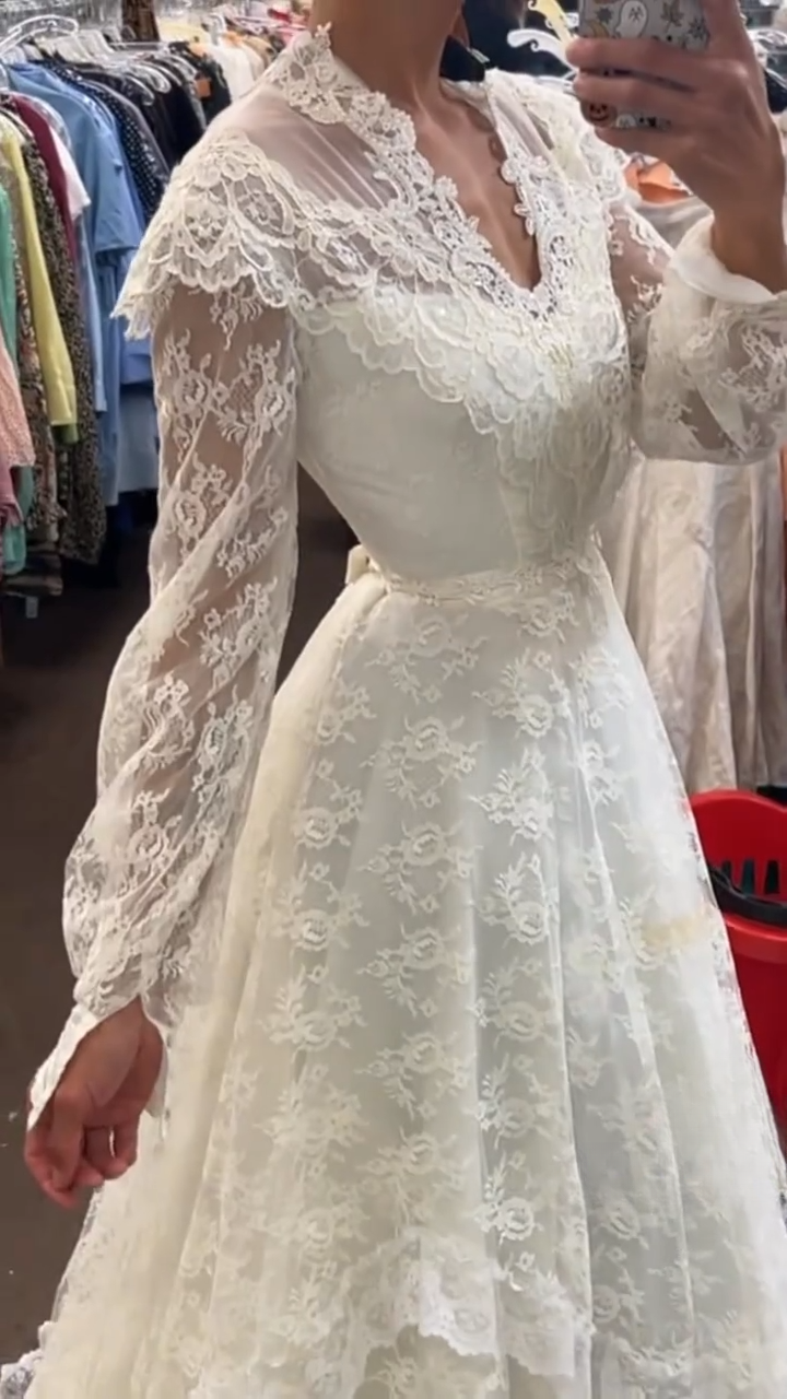 Schlichtes weißes A-Linien-Brautkleid Spitzen-Brautkleid Ärmelloses V-Ausschnitt-Brautkleid ED09410
