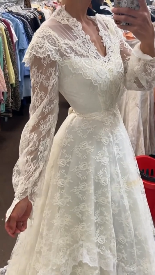 Simple White A-Line Wedding Dress Lace Bridal Gown Sleeveless V-neck Bridal Dress ED09410