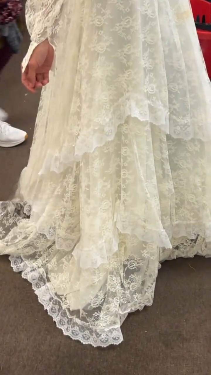 Schlichtes weißes A-Linien-Brautkleid Spitzen-Brautkleid Ärmelloses V-Ausschnitt-Brautkleid ED09410