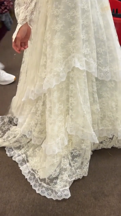 Schlichtes weißes A-Linien-Brautkleid Spitzen-Brautkleid Ärmelloses V-Ausschnitt-Brautkleid ED09410