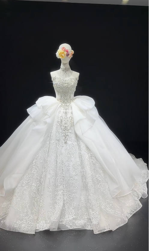 Schlichtes, weißes A-Linien-Hochzeitskleid aus Tüll, trägerloses Brautkleid ED09411