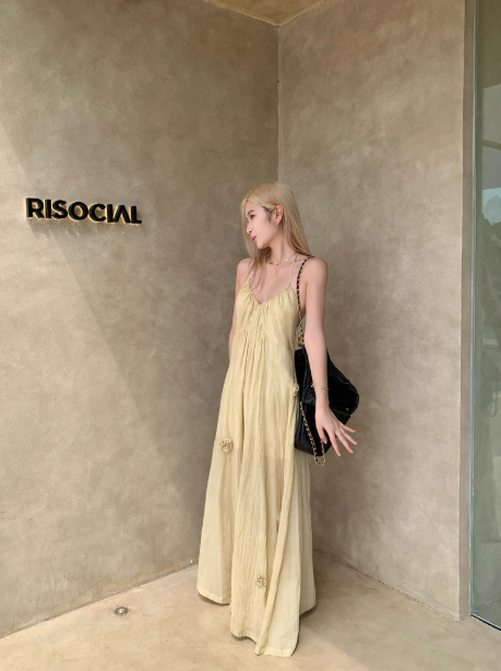 Robe à bretelles ornée de fleurs 3D ED0947