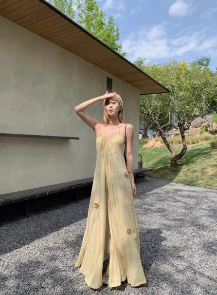 Robe à bretelles ornée de fleurs 3D ED0947
