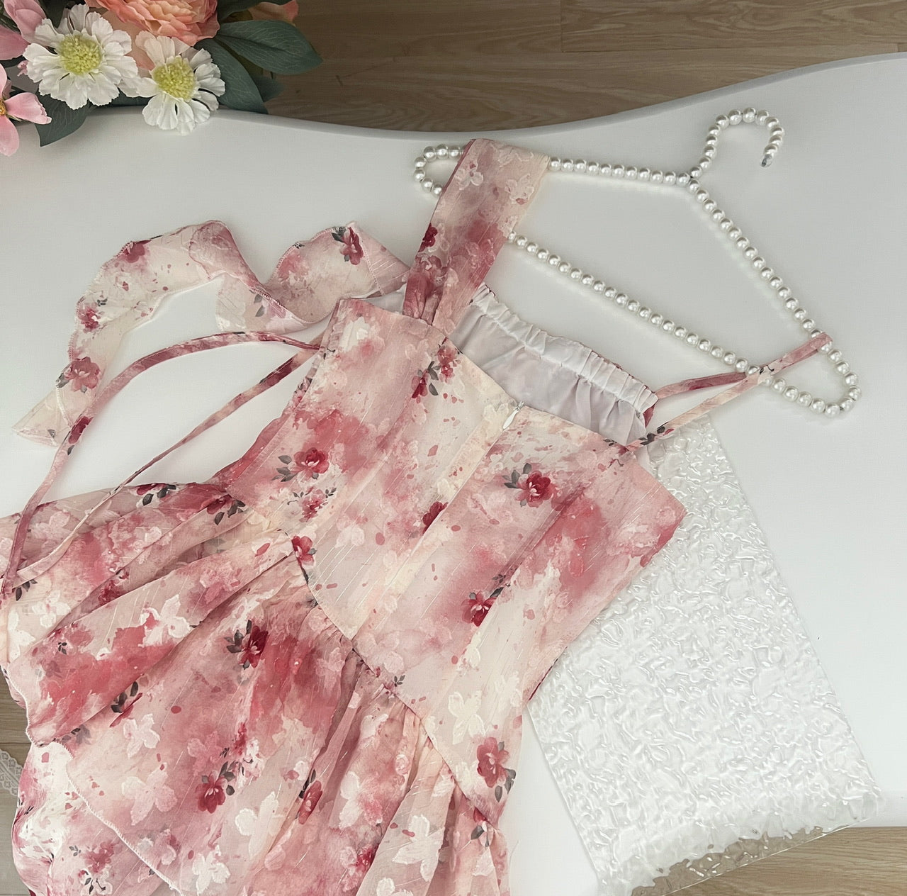 Unregelmäßiges rosa Blumen-Hosenträgerkleid ED0951