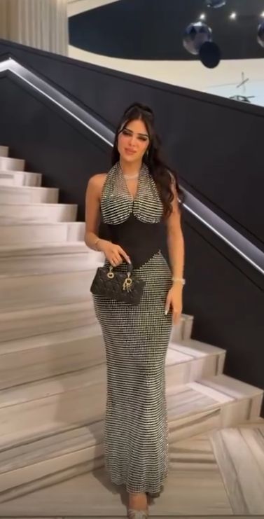 Elegantes schwarzes Ballkleid Neckholder Meerjungfrau Tüll Strasssteine Langes Abendkleid ED09523