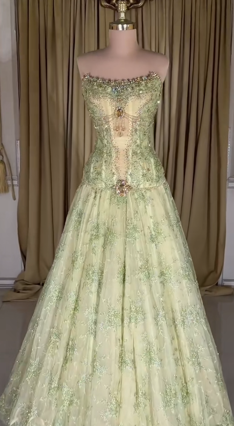 Robe de bal verte chic sans bretelles trapèze en tulle orné de perles longue robe de soirée ED09526