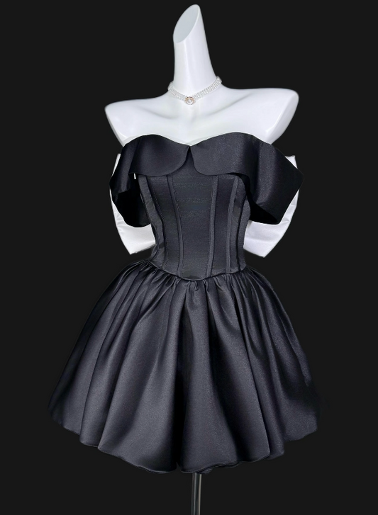 Elegantes schwarzes kurzes Homecoming-Kleid, schulterfreies A-Linien-Kleid für Partys, Satin-Geburtstagskleid ED09563