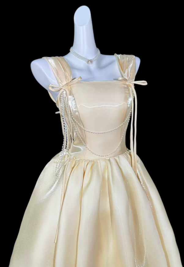 Chic Robe de bal courte jaune avec bretelles, coupe trapèze pour soirée, robe d'anniversaire en satin ED09565