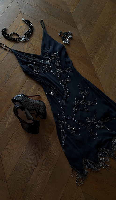 Robe de bal courte noire chic à bretelles fourreau pour soirée, robe d'anniversaire en mousselle perlée ED09566