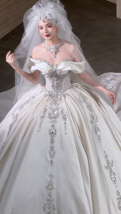 Robe de mariée intemporelle en satin blanc coupe trapèze à épaules dénudées ED09591