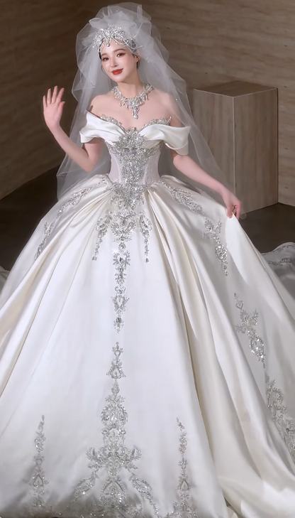 Robe de mariée intemporelle en satin blanc coupe trapèze à épaules dénudées ED09591