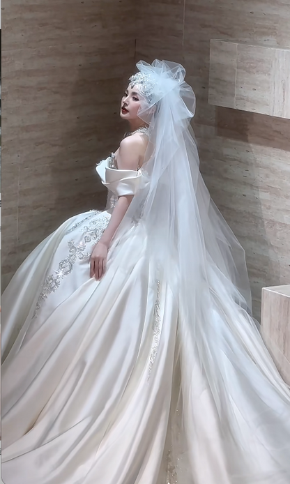 Robe de mariée intemporelle en satin blanc coupe trapèze à épaules dénudées ED09591