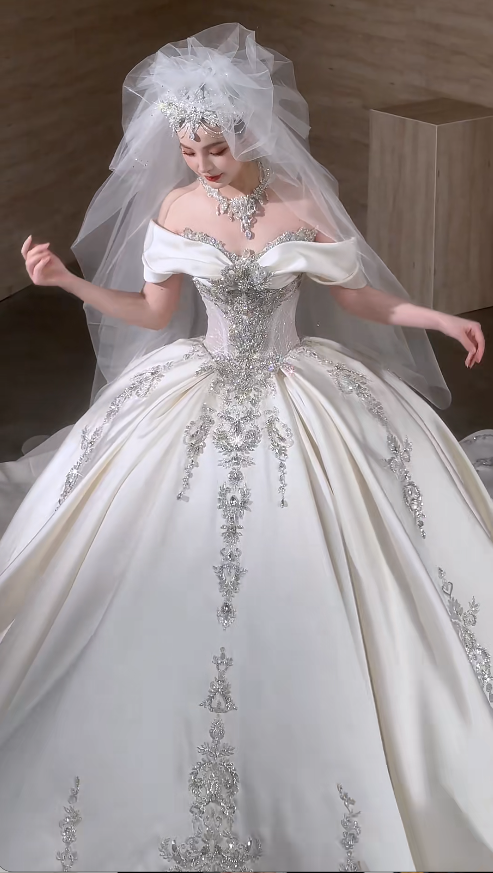 Robe de mariée intemporelle en satin blanc coupe trapèze à épaules dénudées ED09591