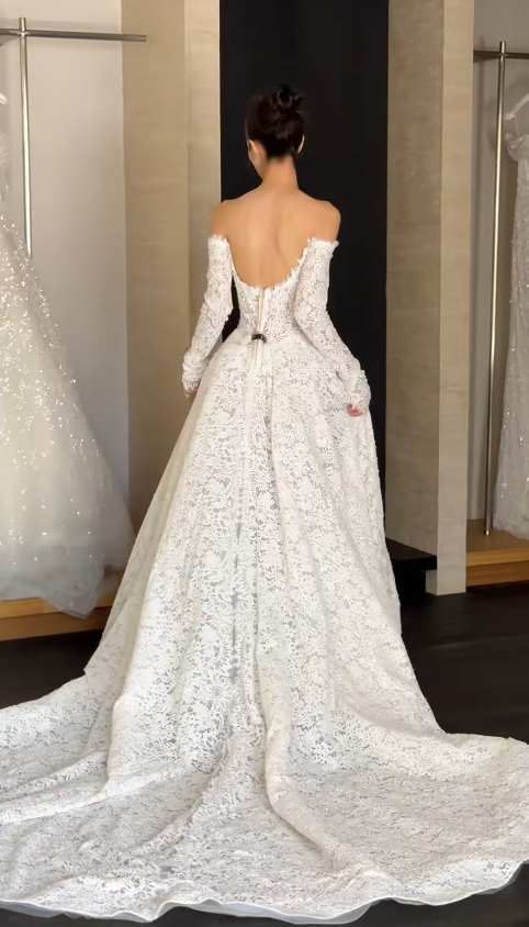 Robe de mariée blanche intemporelle en dentelle coupe trapèze à épaules dénudées ED09592