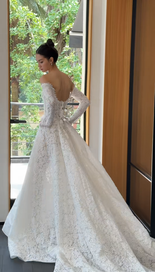 Robe de mariée blanche intemporelle en dentelle coupe trapèze à épaules dénudées ED09592