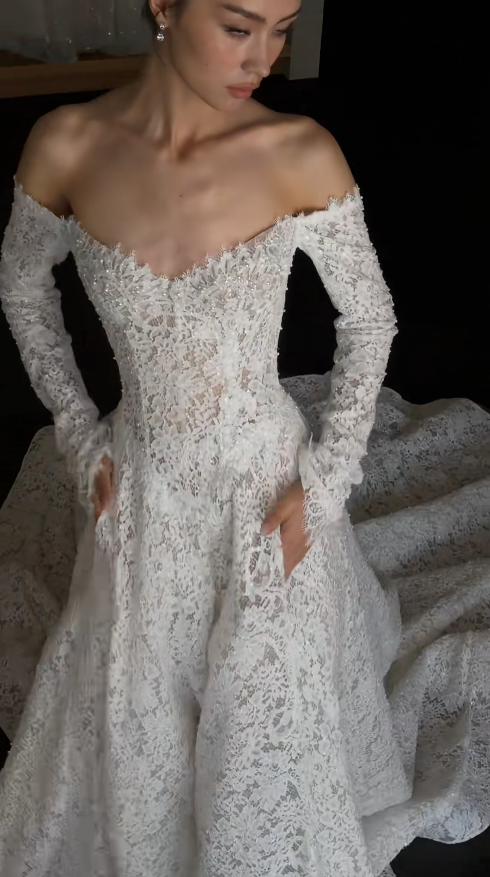Robe de mariée blanche intemporelle en dentelle coupe trapèze à épaules dénudées ED09592