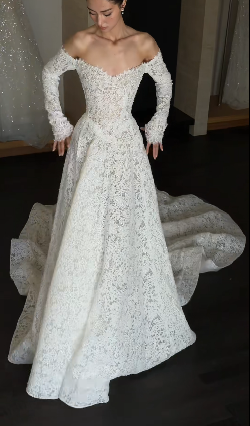 Robe de mariée blanche intemporelle en dentelle coupe trapèze à épaules dénudées ED09592