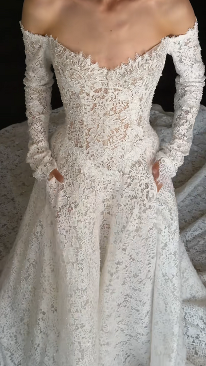 Robe de mariée blanche intemporelle en dentelle coupe trapèze à épaules dénudées ED09592
