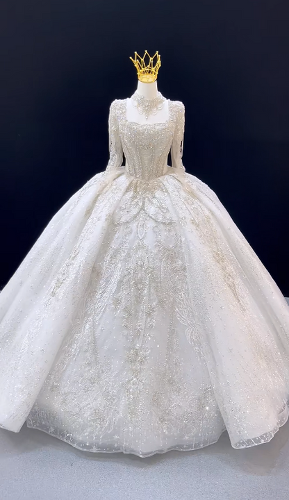 Robe de mariée intemporelle en tulle blanc, coupe trapèze à encolure carrée ED09594