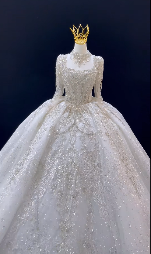 Robe de mariée intemporelle en tulle blanc, coupe trapèze à encolure carrée ED09594