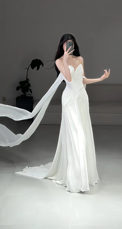 Robe de Mariée Fourreau sans Bretelles Intemporelle en Mousseline Blanche ED09595