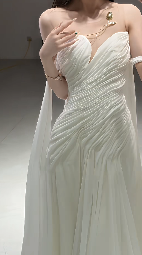 Robe de Mariée Fourreau sans Bretelles Intemporelle en Mousseline Blanche ED09595