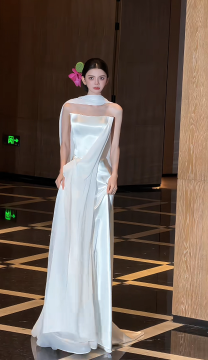 Robe de mariée intemporelle fourreau sans bretelles en satin blanc ED09596