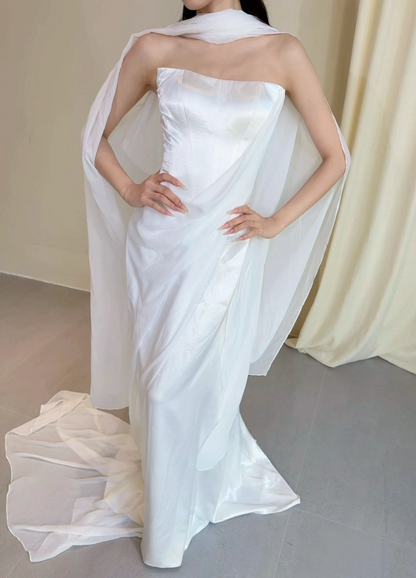 Robe de mariée intemporelle fourreau sans bretelles en satin blanc ED09596