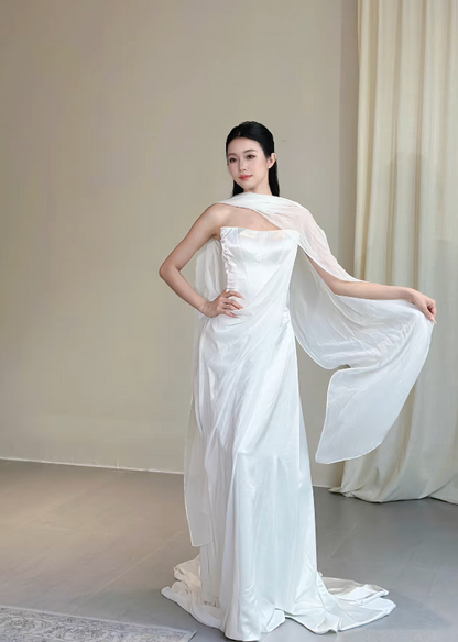Robe de mariée intemporelle fourreau sans bretelles en satin blanc ED09596