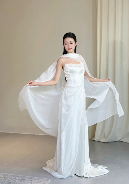 Robe de mariée intemporelle fourreau sans bretelles en satin blanc ED09596