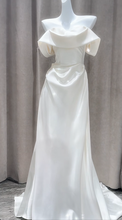 Robe de mariée intemporelle fourreau satin blanc coupe décolleté épaules dénudées ED09597