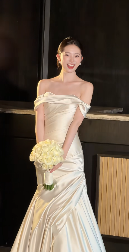 Robe de mariée trapèze en satin champagne modeste pour la mariée ED09687