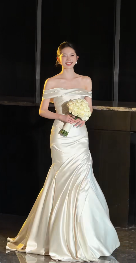 Robe de mariée trapèze en satin champagne modeste pour la mariée ED09687