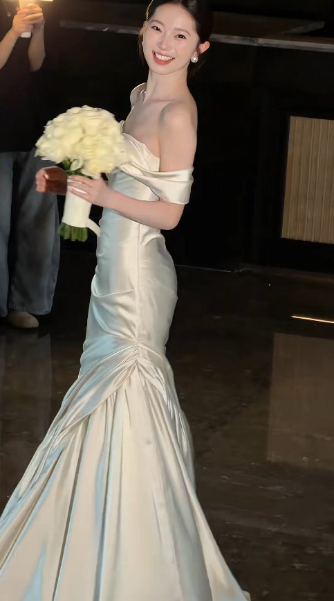 Robe de mariée trapèze en satin champagne modeste pour la mariée ED09687