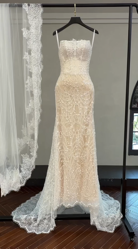 Robe de mariée fourreau simple en dentelle blanc cassé ED09750