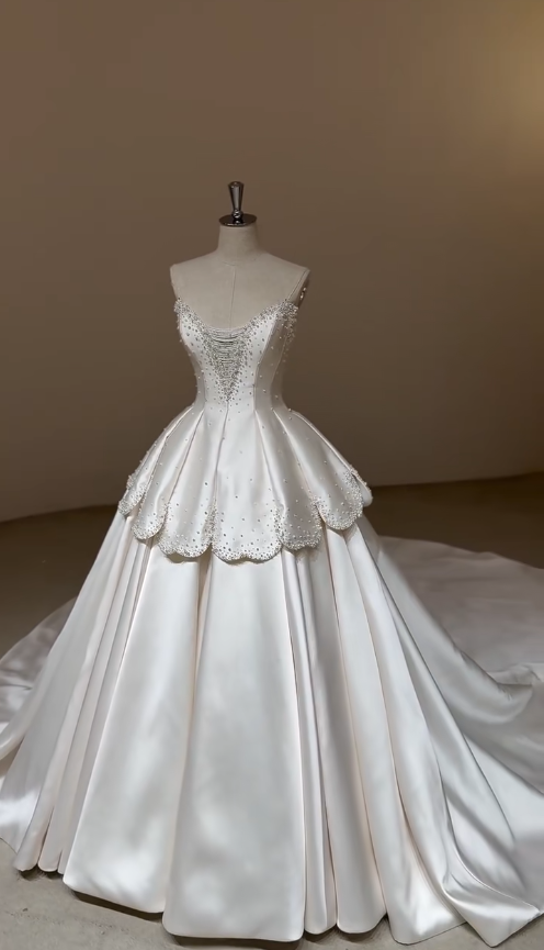 Robe de mariée chic blanche en satin coupe A ED09757