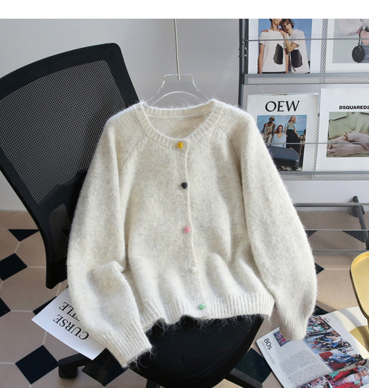 Einfache Strickjacke mit Herzknopf ED0989