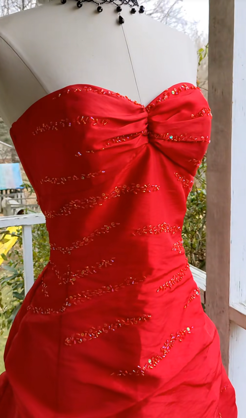 Élégante Robe de Soirée Rouge Longue en Satin Coupe A-ligne Robe de Bal ED10021