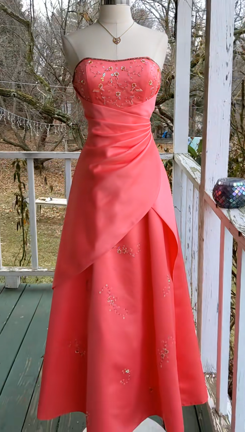 Elegantes langes Abendkleid Koralle Satin Perlen A-Linie Ballkleid ED10030