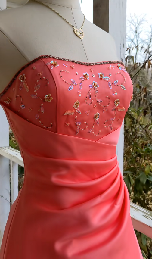 Elegantes langes Abendkleid Koralle Satin Perlen A-Linie Ballkleid ED10030