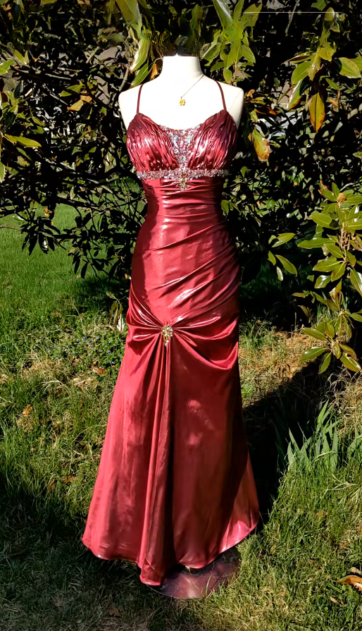 Élégante robe de soirée longue rouge en satin perlé coupe trapèze pour bal de promo ED10031