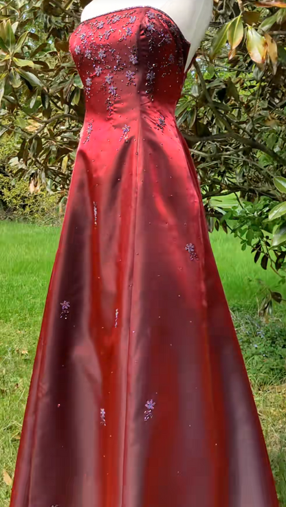 Robe longue de soirée élégante bordeaux en satin perlé, coupe trapèze, robe de bal ED10035