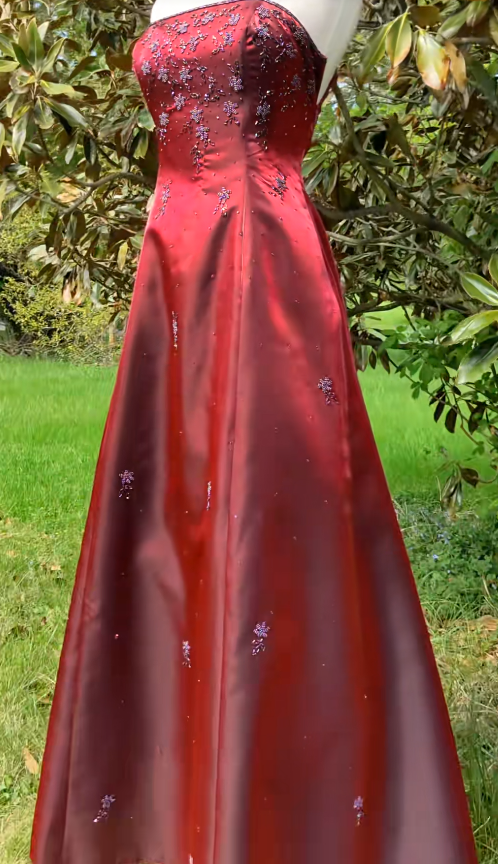 Robe longue de soirée élégante bordeaux en satin perlé, coupe trapèze, robe de bal ED10035